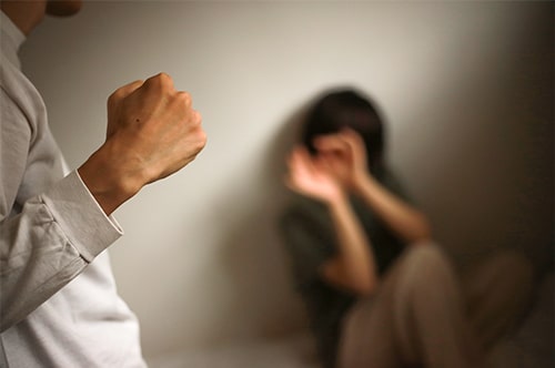 DV夫から逃れるには？ 身の安全を守って離婚する方法を解説
