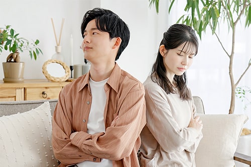 不倫のきっかけとは？ 配偶者が不倫する心理や兆候、慰謝料の請求方法