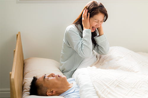 配偶者のいびきでストレスや健康被害が……離婚できる？ 弁護士...